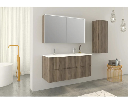 Svetlá kúpeľňa s umývadlovou skrinkou, zrkadlovou skrinkou a závesnou skrinkou v drevenom dekore