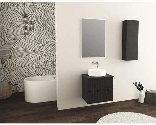 Kúpeľňa s umývadlom, zrkadlom, závesnou skrinkou a voľne stojacou vaňou pred stenou so vzorom listov