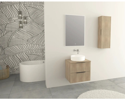 Kúpeľňa s vaňou, umývadlom, zrkadlom a závesnou skrinkou