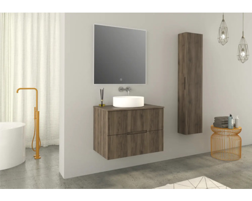 Kúpeľňa s umývadlovou skrinkou, zrkadlom, vysokou skriňou a doplnkami