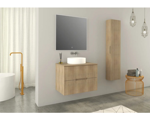 Moderná kúpeľňa s umývadlovou skrinkou, zrkadlom, vysokou skriňou a voľne stojacou vaňou.