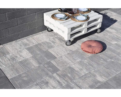 Terasa s dlažobnými kockami, paletovým stolom a podsedákom