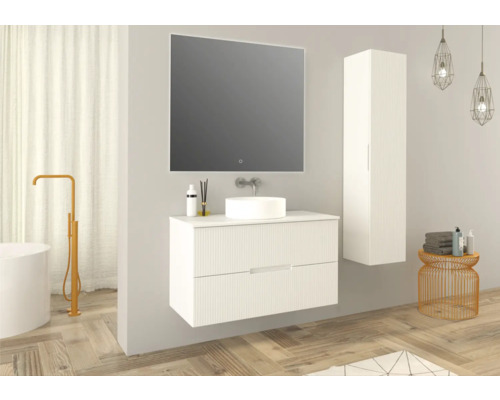 Moderná kúpeľňa s umývadlovou skrinkou, zrkadlom, vysokou skriňou a vaňou