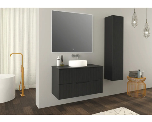 Moderná kúpeľňa s umývadlom, skrinkou pod umývadlo, zrkadlovou skrinkou a vysokou skrinkou