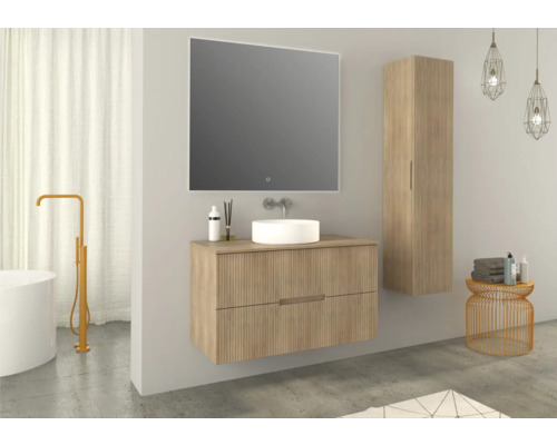 Kúpeľňa s umývadlovou skrinkou, zrkadlom, vysokou skrinkou a vaňou