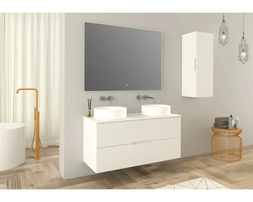 Kúpeľňa s dvojitým umývadlom, zrkadlom, zrkadlovou skrinkou a dekoratívnymi predmetmi