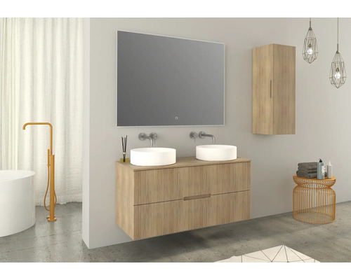 Moderná kúpeľňa s umývadlom, zrkadlom, umývadlami a vysokou skriňou