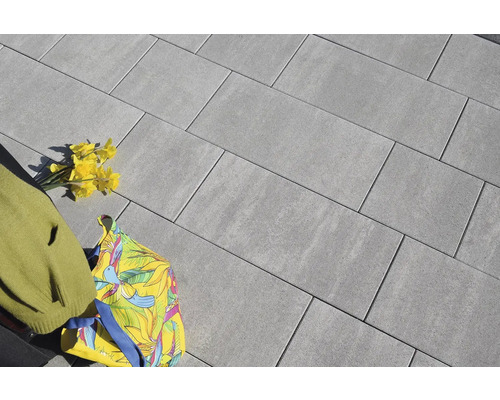 Položená dlažobná kocka so svetrom, taškou a narcismi