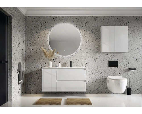 Moderná kúpeľňa s umývadlom, zrkadlom, závesnou skrinkou a toaletou pred vzorovanou stenou