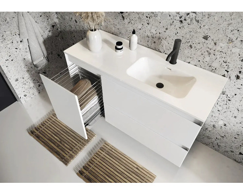 Moderná kúpeľňa s bielym umývadlom, zásuvkami a držiakom na uteráky