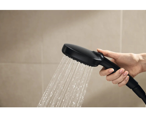 Ručná sprcha s tečúcou vodou v ruke