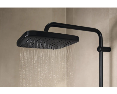 Čierna sprchová hlavica s prúdom vody