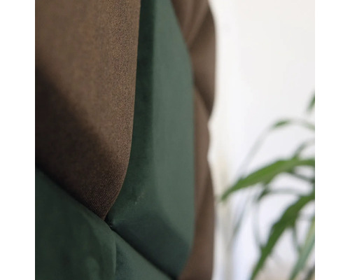 Detailný pohľad na obklad stien s textilným povrchom v hnedej a zelenej farbe.