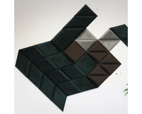 Nástenné panely trojuholníkového tvaru v rôznych farbách na stene