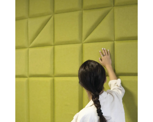 Akustické panely na stene s geometrickým vzorom