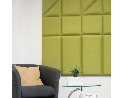 Obývacia izba s panelmi tlmiacimi zvuk, kreslom a stolom