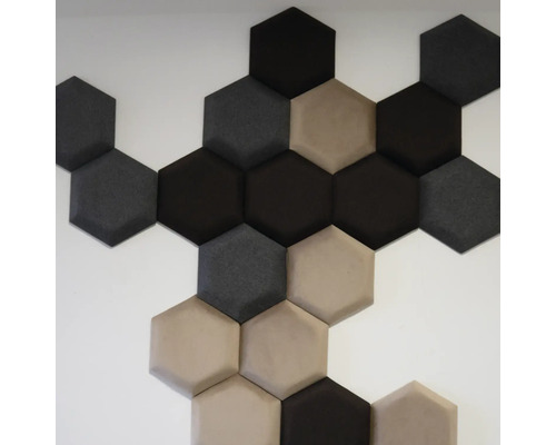 Stena so šesťuholníkovými akustickými panelmi na zvukovú izoláciu