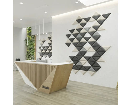 Svetlá recepcia s dreveným pultom a trojuholníkovými stenovými panelmi