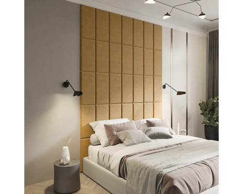 Svetlá spálňa s čalúneným čelom postele, posteľou, nočným stolíkom a nástennými svietidlami