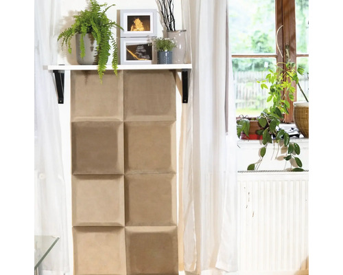 Obývacia izba s čalúneným stenovým panelom, policou a dekoráciami