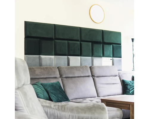 Obývacia izba s čalúnenou stenou, pohovkou a dekoratívnymi vankúšmi