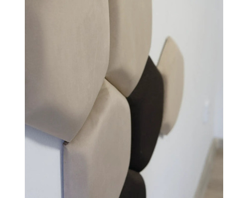 Detail steny s panelmi pohlcujúcimi zvuk v rôznych tvaroch a farbách.