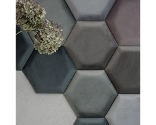 Šesťhranné stenové panely s textilným povrchom a kyticou kvetov