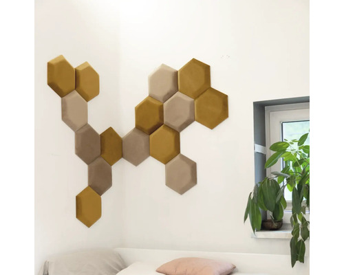 Nástenná dekorácia so šesťuholníkovými akustickými panelmi v rôznych farbách na stene.