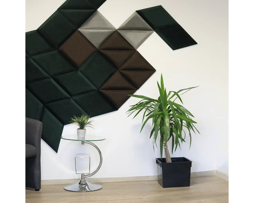 Miestnosť s akustickými panelmi trojuholníkového tvaru na stene, odkladací stolík a izbová rastlina.