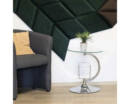 Scéna s kreslom, vankúšom, odkladacím stolíkom, izbovou rastlinou a akustickými panelmi