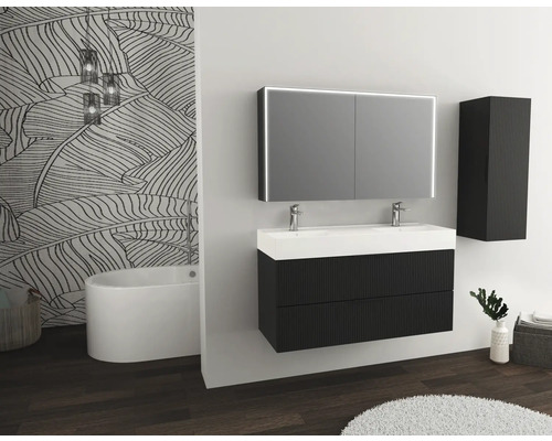 Kúpeľňa s dvojitým umývadlom, zrkadlovou skrinkou s osvetlením a vysokou skrinkou