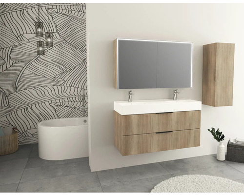 Moderná kúpeľňa s umývadlovou skrinkou, dvojitým umývadlom, zrkadlovou skrinkou s osvetlením a vysokou skrinkou