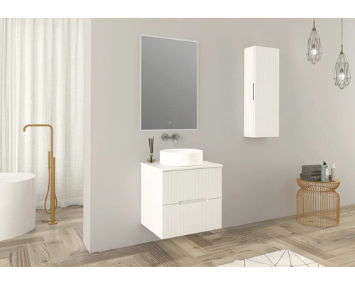 Moderná kúpeľňa s umývadlovou skrinkou, umývadlom na dosku, zrkadlovou skrinkou a závesnou skrinkou