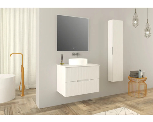 Kúpeľňa s umývadlom, zrkadlom, vysokou skriňou a dekoratívnymi prvkami