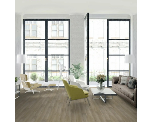 Obývacia izba s veľkými oknami, laminátovou podlahou, pohovkou a kreslami.