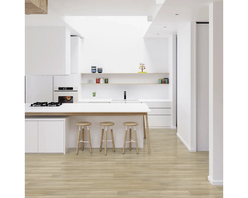 Svetlá kuchyňa s kuchynským ostrovom, barovými stoličkami a svetlou drevenou podlahou.