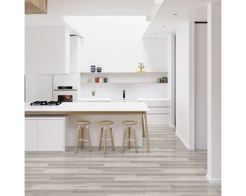 Svetlá kuchyňa s kuchynským ostrovčekom, barovými stoličkami a vinylovou podlahou s dreveným vzhľadom.