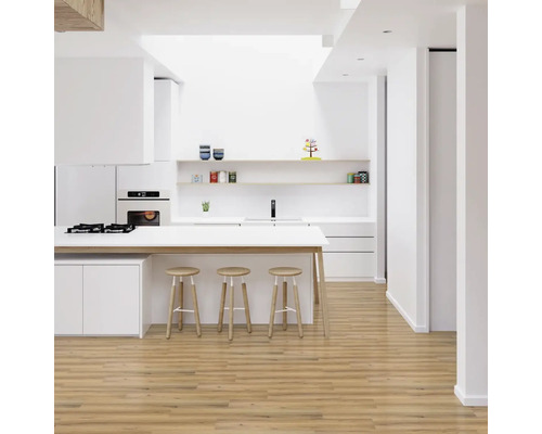 Svetlá kuchyňa s kuchynským ostrovom, barovými stoličkami a drevenou podlahou