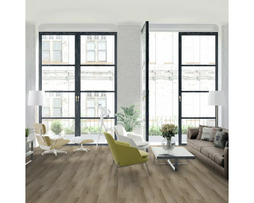 Svetlá obývacia izba s drevenou podlahou, pohovkou, kreslami a veľkými oknami.