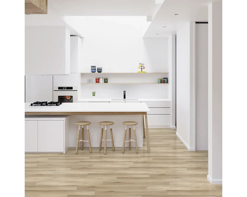 Svetlá, moderná kuchyňa s kuchynským ostrovom, barovými stoličkami a drevenou podlahou.