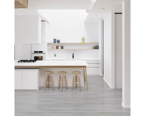 Svetlá kuchyňa s kuchynským ostrovom, barovými stoličkami a policami.