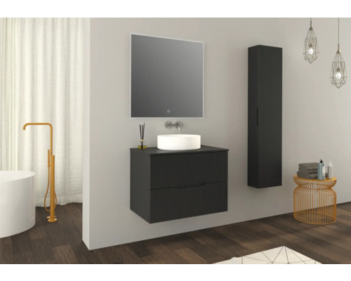 Kúpeľňa s umývadlovou skrinkou, zrkadlom, vysokou skrinkou, vaňou a doplnkami.