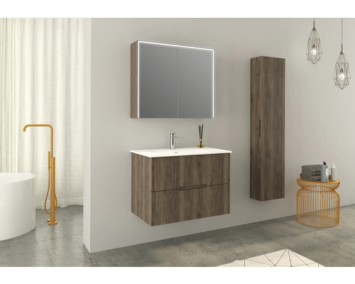 Kúpeľňa s umývadlovou skrinkou, zrkadlovou skrinkou s osvetlením a vysokou skrinkou vo vzhľade dreva