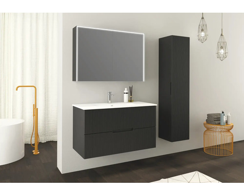 Kúpeľňa s umývadlom, zrkadlová skrinka s osvetlením a vysoká skrinka