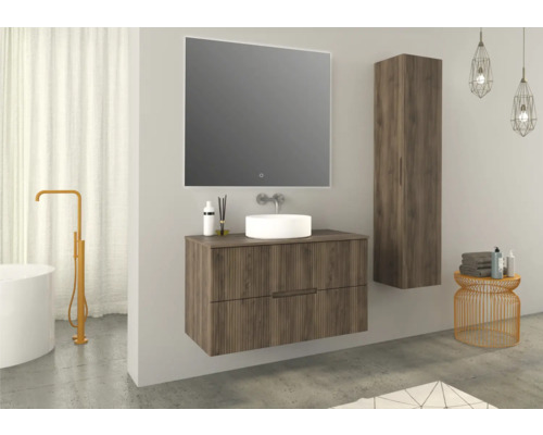 Moderná kúpeľňa s umývadlom, zrkadlom, vysokou skriňou a voľne stojacou vaňou