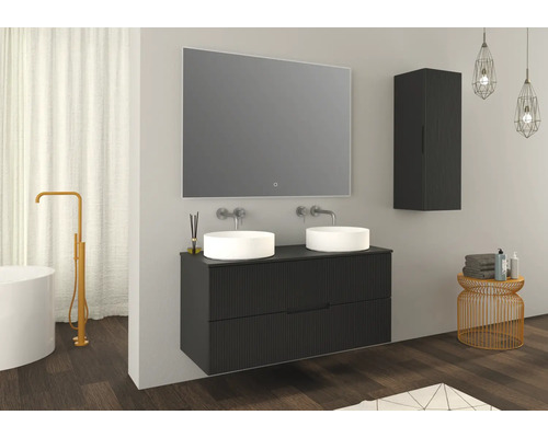 Svetlá kúpeľňa s umývadlom, zrkadlom a vysokou skriňou