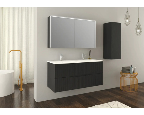 Moderná kúpeľňa s dvojitým umývadlom, zrkadlovou skrinkou s osvetlením a závesnou skrinkou.