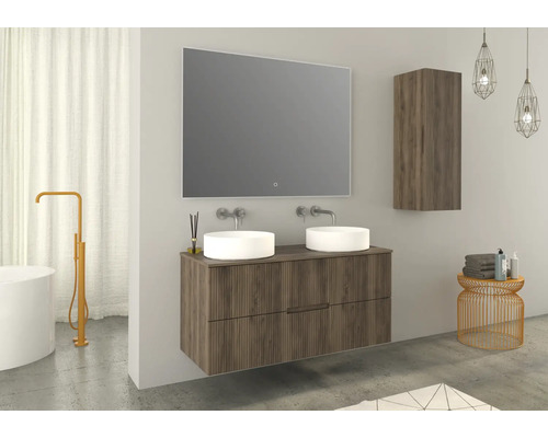 Moderná kúpeľňa s dvojitým umývadlom, zrkadlovou skrinkou a otvorenou policou