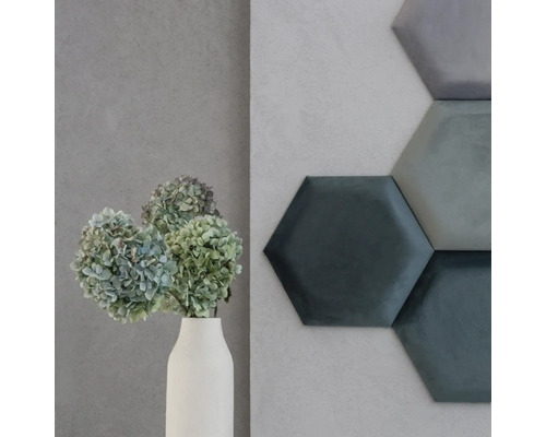 Scéna s dekoratívnymi prvkami, pozostávajúca z vázy s hortenziami a nástenných panelov v tvare šesťuholníka.