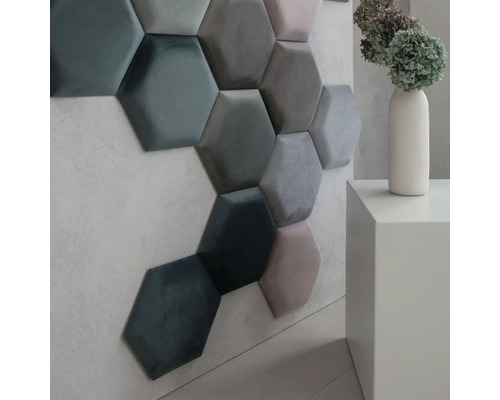 Nástenná dekorácia so šesťhrannými panelmi a vázou s kvetinami